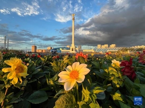 這是7月2日拍攝的哈薩克斯坦首都阿斯塔納獨立廣場。新華社記者 岳月偉 攝