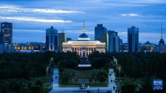 這是7月2日在哈薩克斯坦首都阿斯塔納拍攝的總統(tǒng)府及城市建筑。新華社記者 王建華 攝