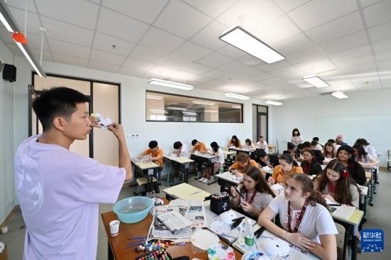 7月3日，外國學(xué)生在學(xué)習(xí)繪制京劇臉譜。新華社記者 李然 攝