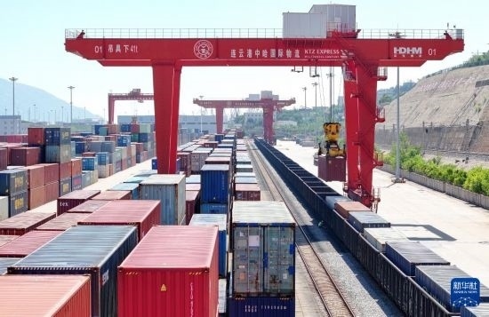 6月30日，在中哈連云港物流合作基地，大型機械在吊裝集裝箱（無人機照片）。新華社發(fā)（王健民 攝）