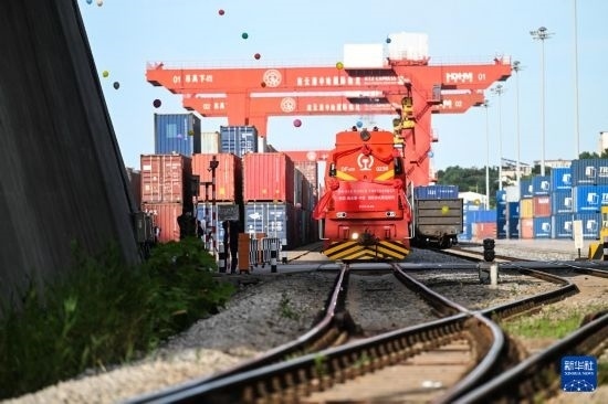 6月26日，“韓國-連云港-中亞”國際多式聯(lián)運班列從中哈連云港物流合作基地出發(fā)，駛往哈薩克斯坦、烏茲別克斯坦。班列運載的55個大柜此前于6月13日從韓國境內發(fā)出，經(jīng)釜山港海運抵達連云港后轉由鐵路運輸。新華社記者 季春鵬 攝