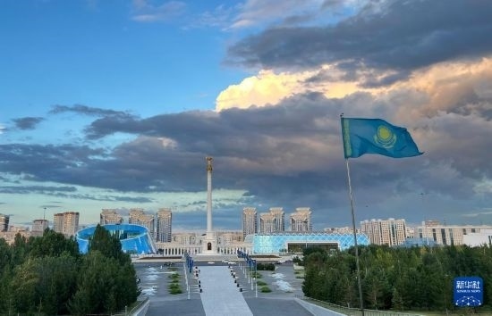 這是7月2日拍攝的哈薩克斯坦首都阿斯塔納獨立廣場。新華社記者 岳月偉 攝