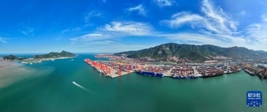 6月26日，貨輪?？吭谶B云港港集裝箱碼頭（無人機照片）。新華社記者 季春鵬 攝