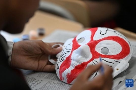 7月3日，外國學(xué)生在繪制京劇臉譜。新華社記者 李然 攝