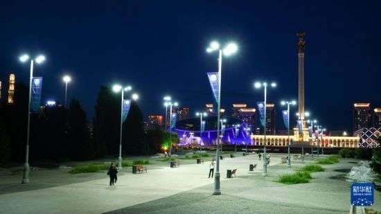 這是7月2日在哈薩克斯坦首都阿斯塔納拍攝的獨(dú)立廣場(chǎng)上的紀(jì)念柱（右后）。新華社記者 王建華 攝