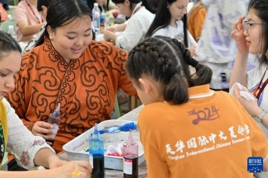 7月3日，外國學(xué)生在了解中國的染布技術(shù)。新華社記者 李然 攝