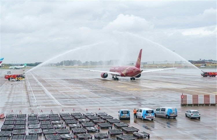 圖為布魯塞爾-上海返程航班出發(fā)前，布魯塞爾機(jī)場方面為返程航班舉行水門儀式。吉祥航空供圖