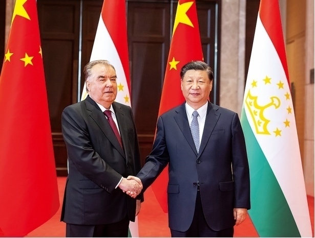2023年5月，國家主席習(xí)近平在西安同來華出席中國—中亞峰會(huì)并進(jìn)行國事訪問的塔吉克斯坦總統(tǒng)拉赫蒙會(huì)談。新華社記者 丁海濤 攝