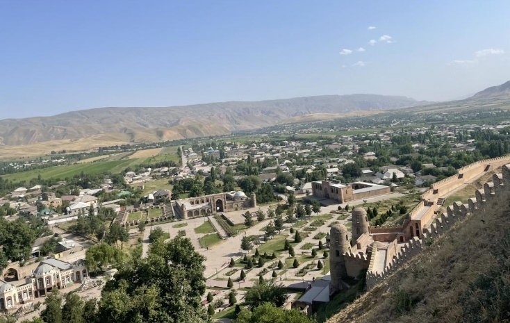 位于塔吉克斯坦杜尚別西北的吉薩爾古城，有著3000多年歷史。有研究認(rèn)為，張騫出使大宛回程途中曾經(jīng)過此地。圖為從吉薩爾古城城墻俯瞰城門與市鎮(zhèn)。本報(bào)記者 曲頌 攝