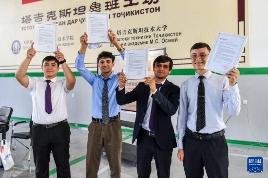 7月3日，在塔吉克斯坦首都杜尚別，魯班工坊赴華留學(xué)生展示錄取通知書(shū)。新華社記者 曹陽(yáng) 攝