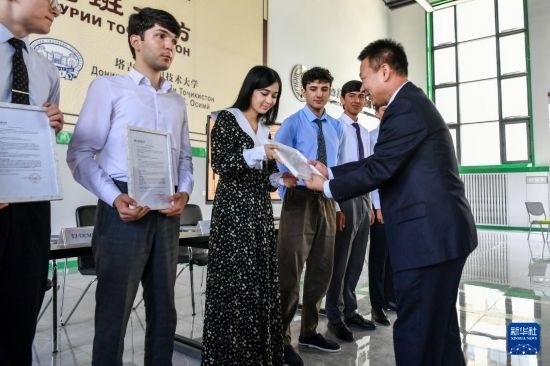 7月3日，在塔吉克斯坦首都杜尚別，天津城市建設(shè)管理職業(yè)技術(shù)學(xué)院的負(fù)責(zé)人為魯班工坊赴華留學(xué)生頒發(fā)錄取通知書(shū)。新華社記者 曹陽(yáng) 攝