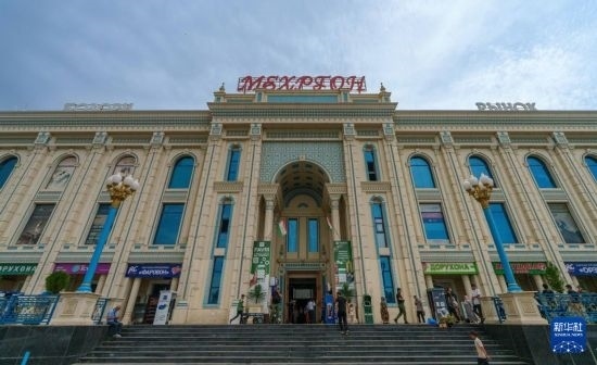 這是7月1日在塔吉克斯坦首都杜尚別拍攝的大巴扎外景。新華社記者 周荻瀟 攝