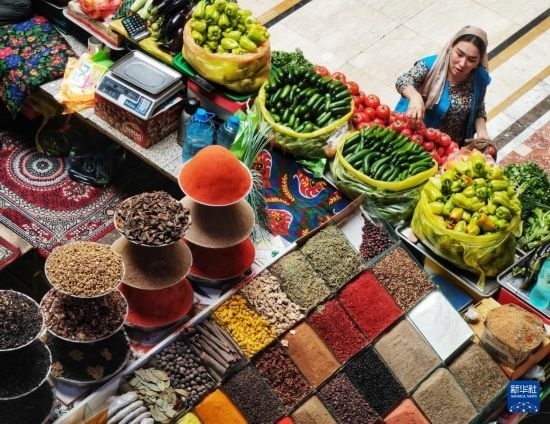 這是7月3日在塔吉克斯坦首都杜尚別拍攝的大巴扎內(nèi)景。新華社記者 燕雁 攝