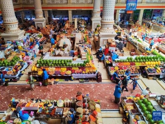 這是7月3日在塔吉克斯坦首都杜尚別拍攝的大巴扎內(nèi)景。新華社記者 燕雁 攝