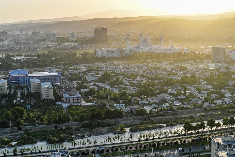 這是2024年6月26日拍攝的塔吉克斯坦首都杜尚別城市風光。新華社記者 曹陽 攝