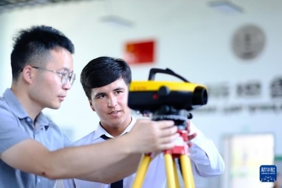 6月14日，在塔吉克斯坦首都杜尚別的魯班工坊，來(lái)自天津城市建設(shè)管理職業(yè)技術(shù)學(xué)院的老師（左）指導(dǎo)學(xué)生。新華社記者 鄭開(kāi)君 攝
