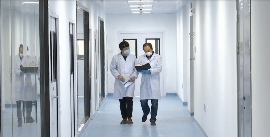 中國(guó)科學(xué)院贛江創(chuàng)新研究院科研人員在交流。（贛州市贛縣區(qū)融媒體中心供圖）