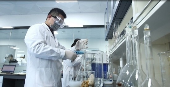 中國(guó)科學(xué)院贛江創(chuàng)新研究院科研人員在做實(shí)驗(yàn)。