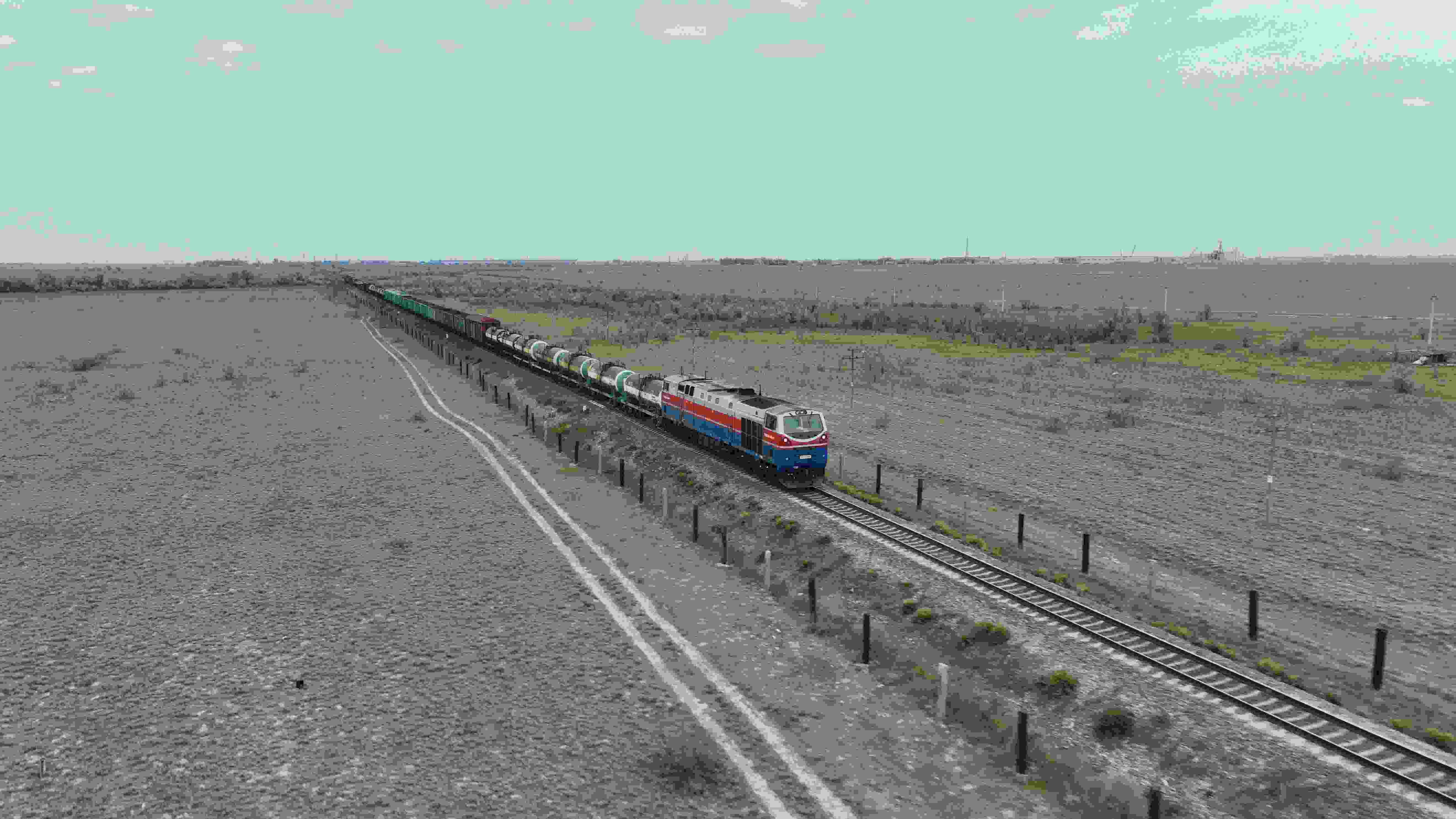 △ 2023年5月12日，在哈薩克斯坦阿拉木圖附近，貨運(yùn)列車馳騁于阿拉木圖與中國(guó)霍爾果斯間（無人機(jī)照片）。