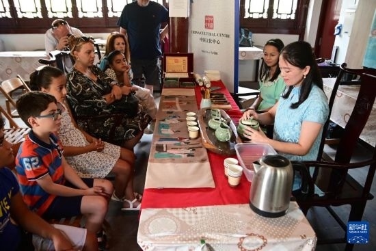 7月4日，在馬耳他桑塔露琪亞市的中國(guó)古典園林“靜園”，人們欣賞中國(guó)茶藝表演。新華社發(fā)（喬納森·博格 攝）