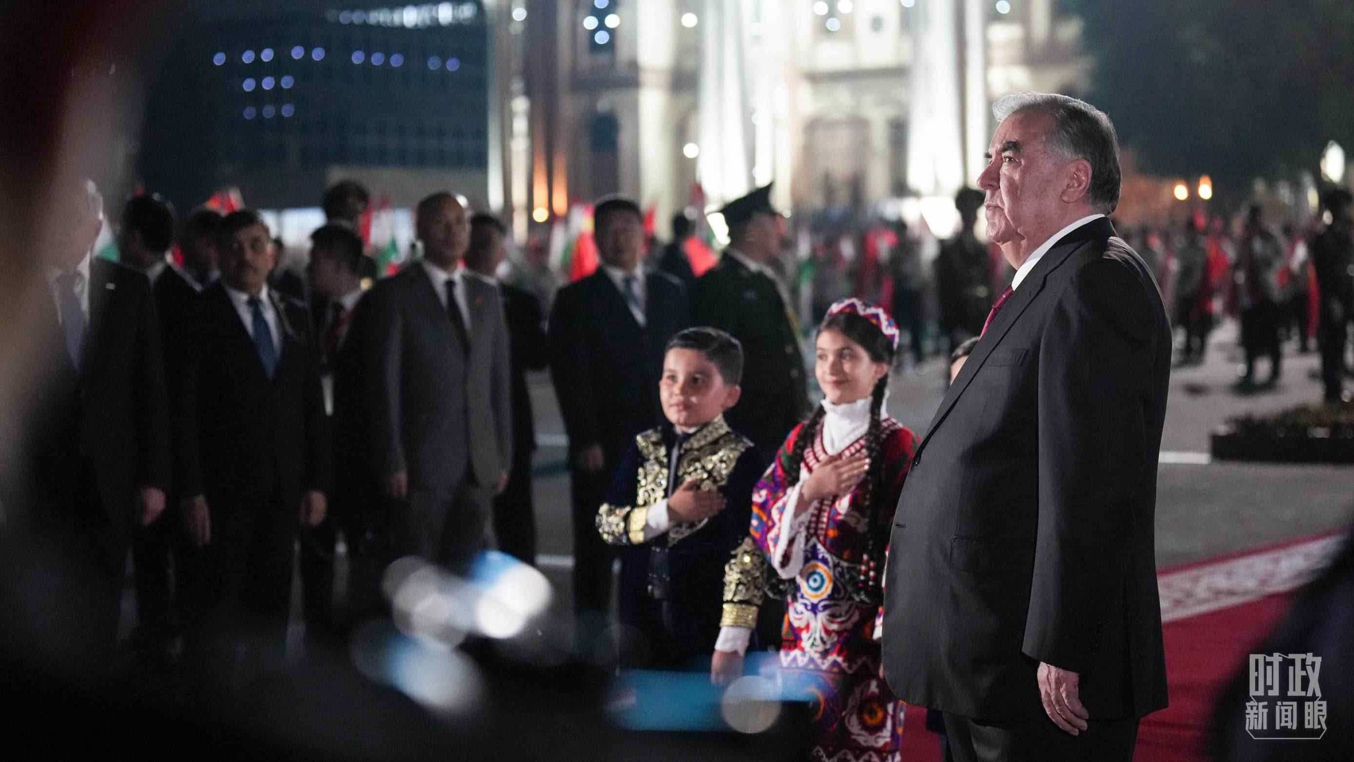 △拉赫蒙總統(tǒng)在機(jī)場(chǎng)迎接習(xí)主席。（總臺(tái)記者李晉拍攝）