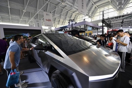 在天津舉行的2024世界智能產(chǎn)業(yè)博覽會上，觀眾在特斯拉展臺參觀（6月22日攝）。新華社記者 李然 攝