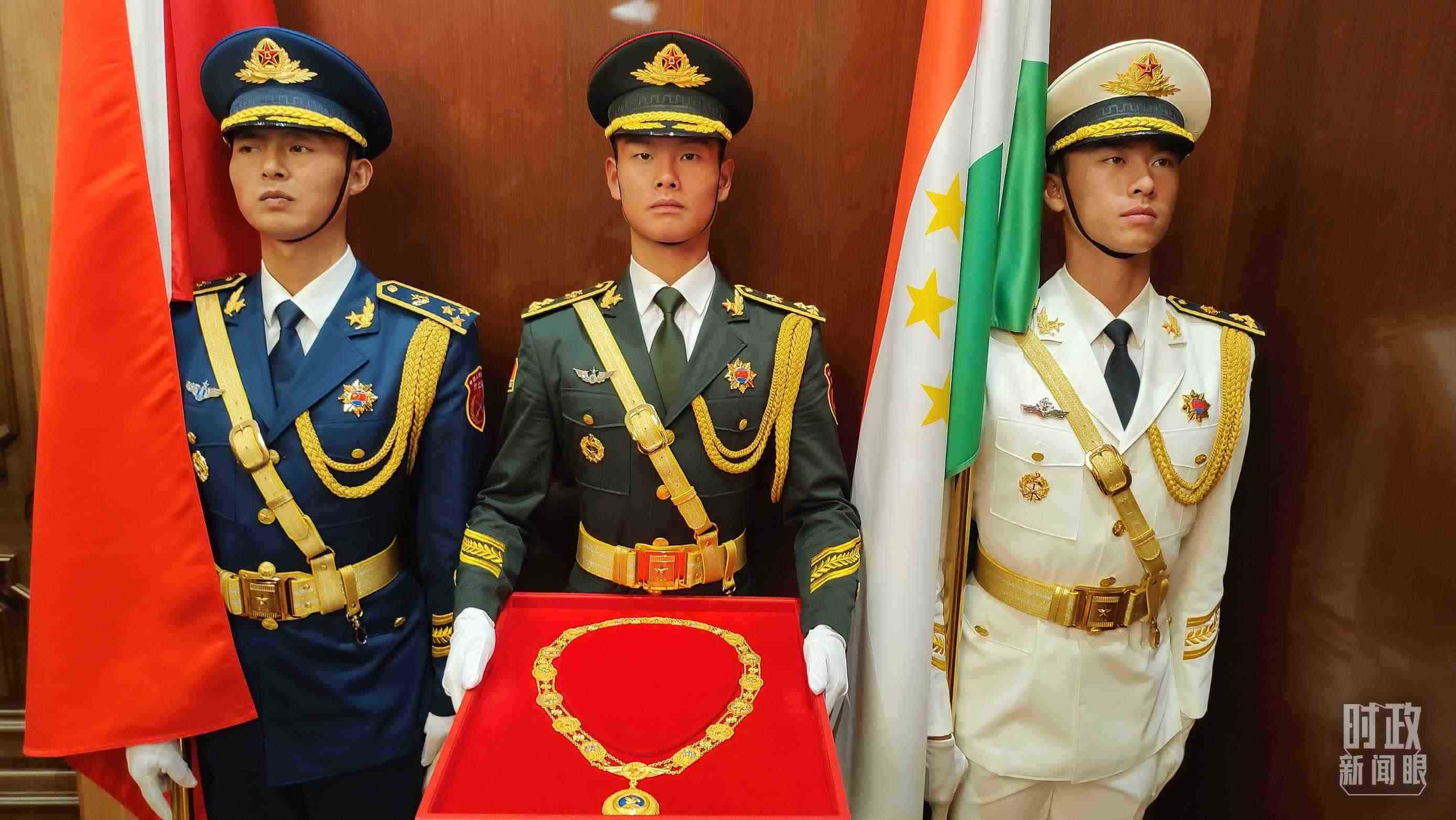 △中方儀仗兵護(hù)送“友誼勛章”入場(chǎng)。（總臺(tái)央視記者薛冠南拍攝）