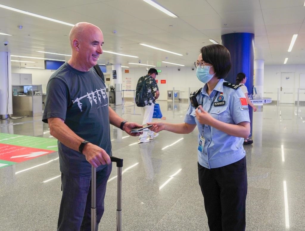  7月2日，南寧邊檢站移民管理警察引導(dǎo)外籍旅客有序通關(guān)。（南寧邊檢站供圖）