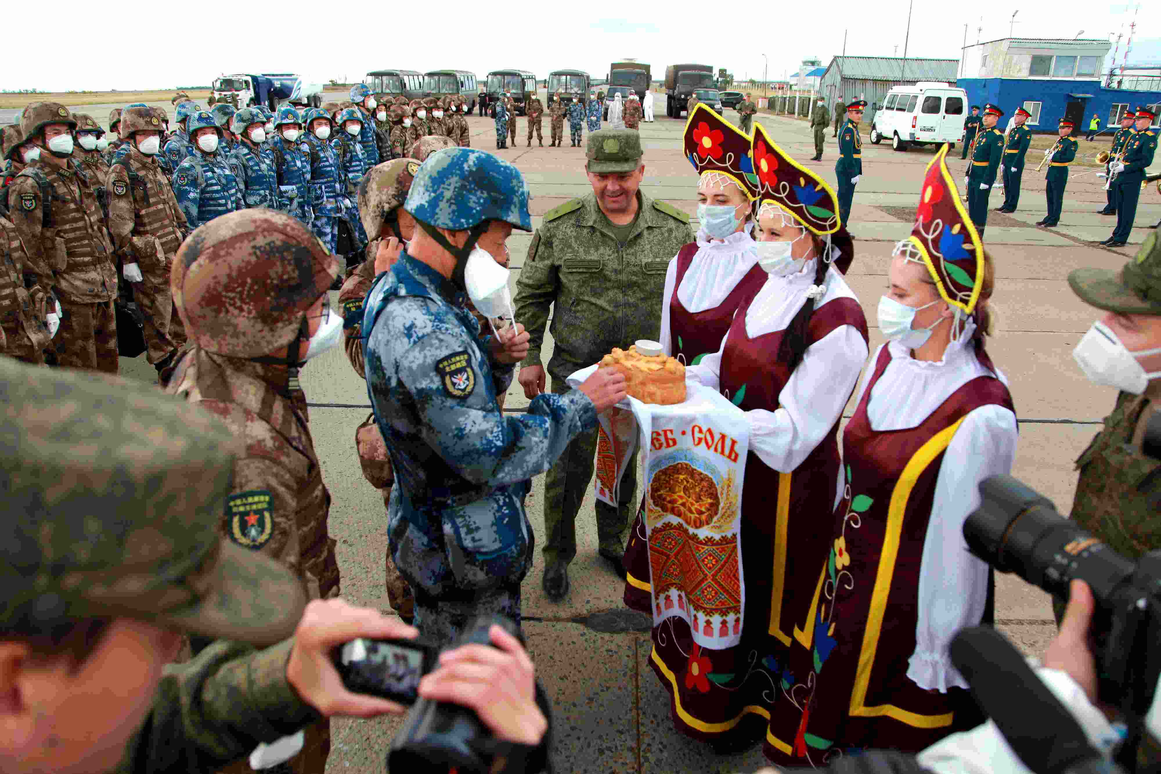 當?shù)貢r間2021年9月10日，跨境參加“和平使命-2021”上海合作組織成員國聯(lián)合反恐軍演的中方部隊導演部抵達俄羅斯奧倫堡“東古茲”靶場演習地域。圖為俄方人員為中方人員舉行歡迎儀式。