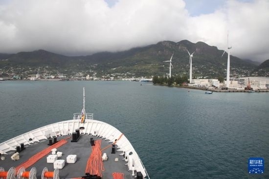 7月5日，中國(guó)海軍“和平方舟”號(hào)醫(yī)院船抵達(dá)塞舌爾維多利亞新港碼頭。新華社發(fā)（劉志磊 攝）