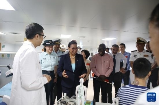 7月5日，塞舌爾衛(wèi)生部長(zhǎng)維多在中國(guó)海軍“和平方舟”號(hào)醫(yī)院船上參觀中醫(yī)診室。新華社發(fā)（劉志磊 攝）