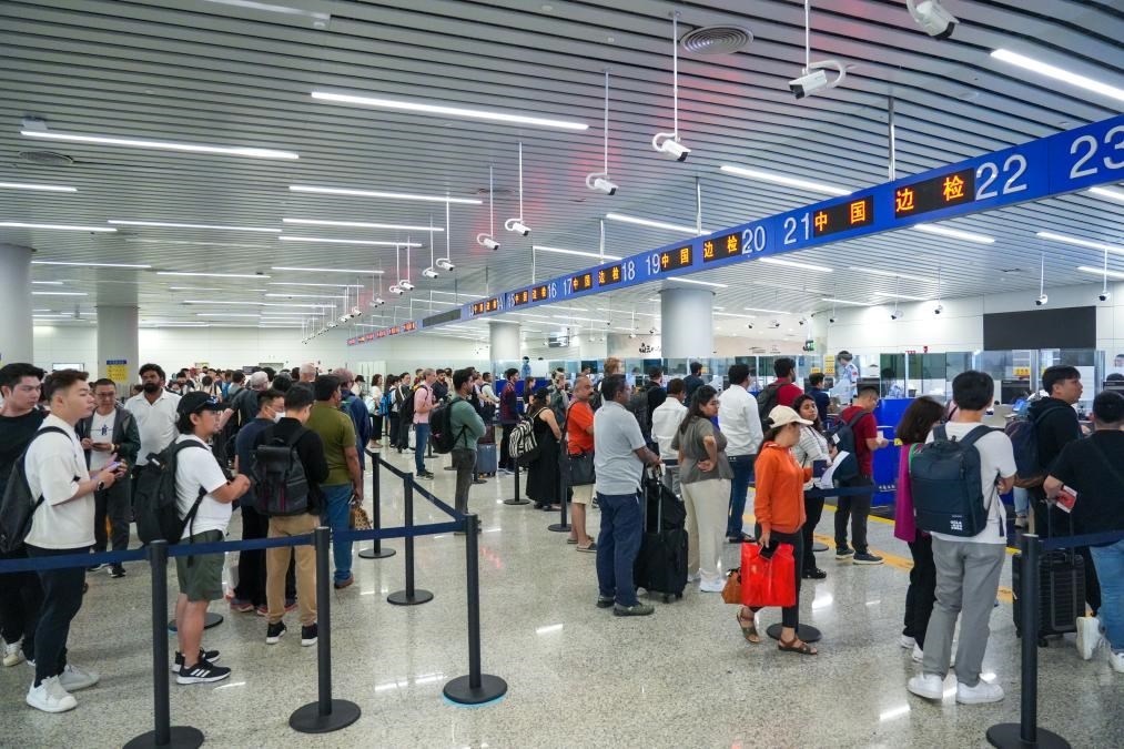 7月4日，白云邊檢站旅客通關(guān)現(xiàn)場(chǎng)。（白云邊檢站供圖）