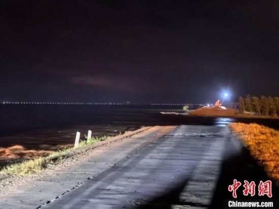  7月6日凌晨，湖南岳陽華容縣團(tuán)洲垸洞庭湖一線堤防決口現(xiàn)場(chǎng)。中新社記者 白祖偕 攝
