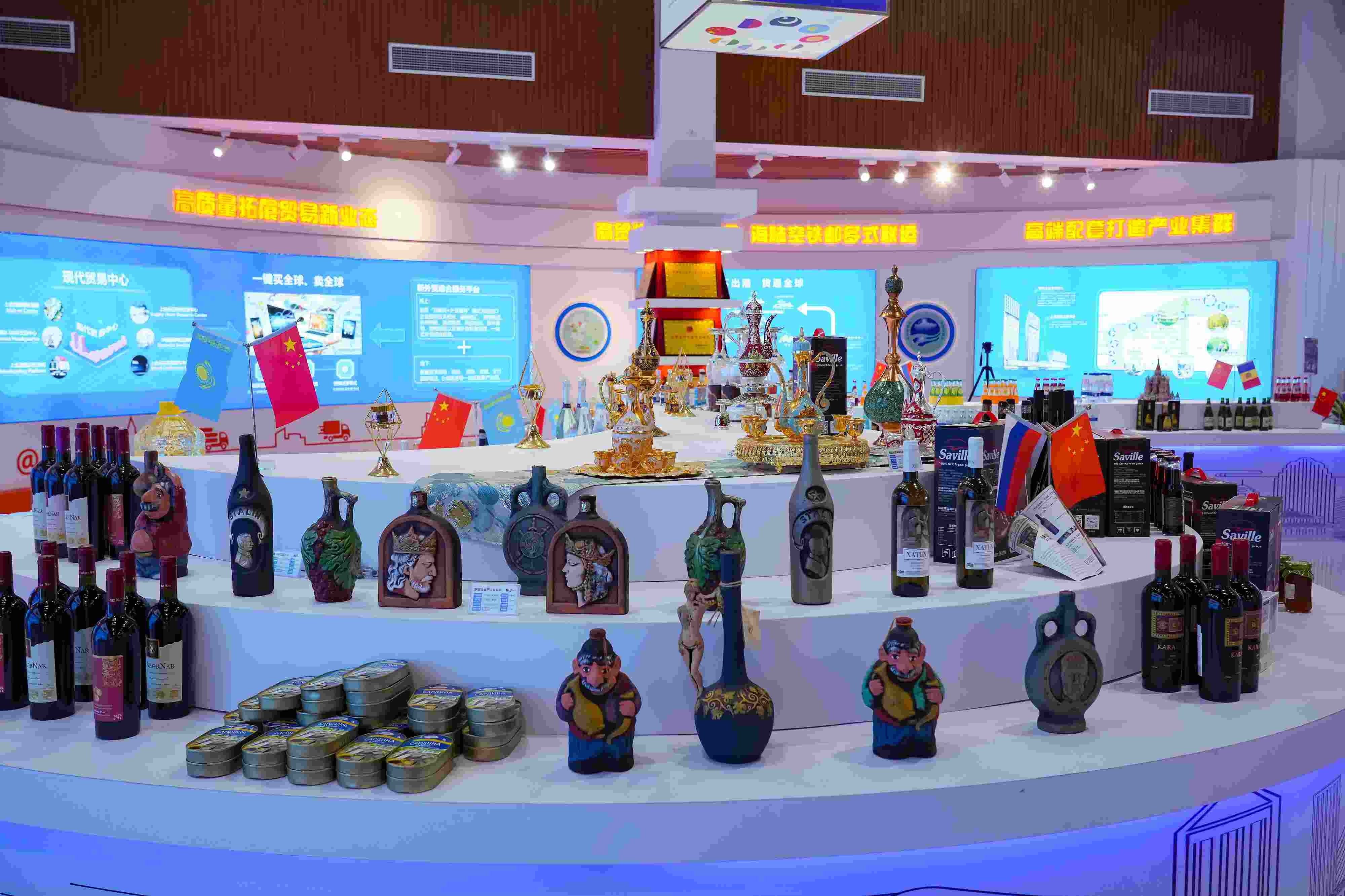 2022年10月19日，青島，上合示范區(qū)展出的上合組織國家特色商品。