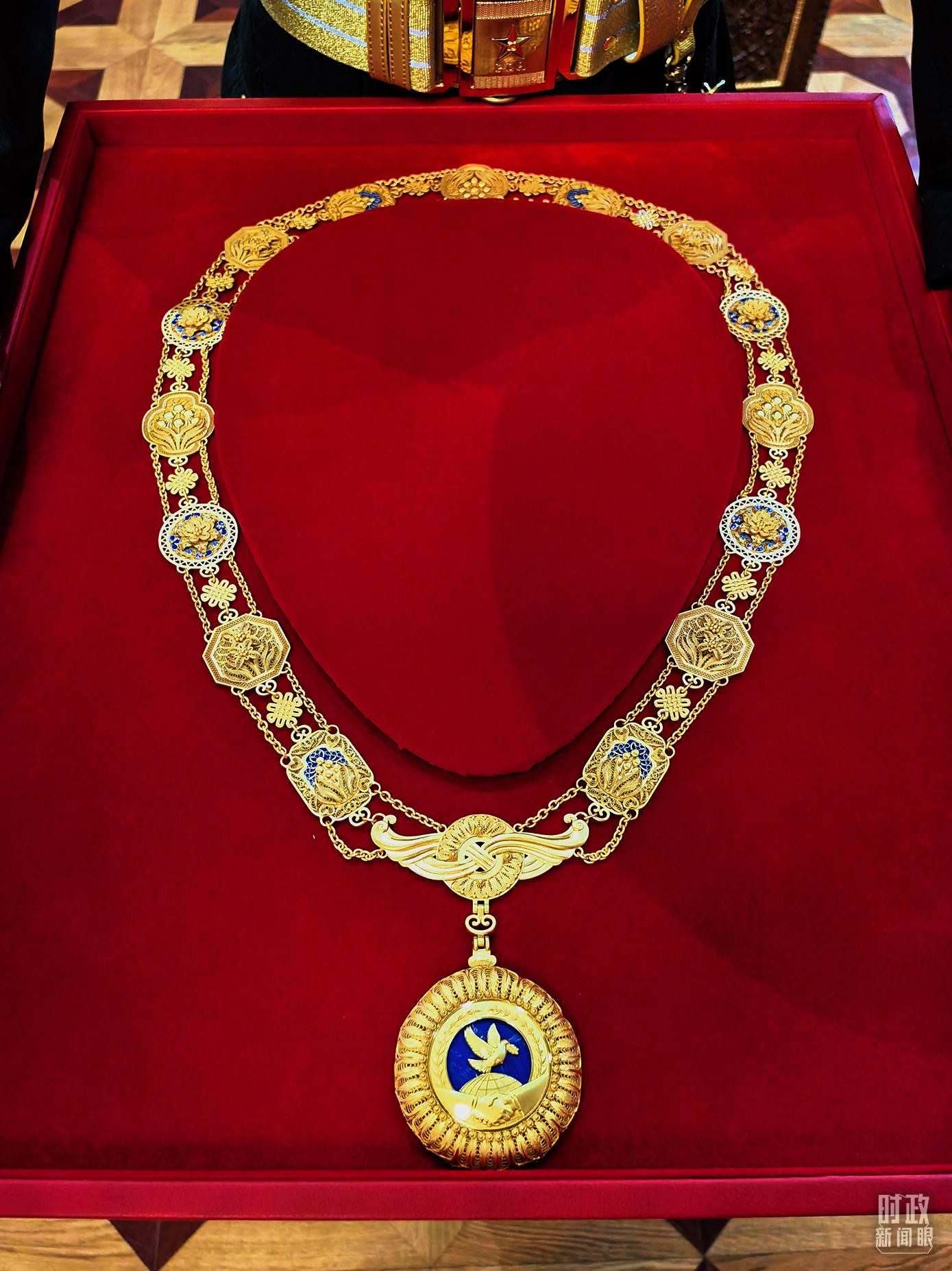 △中華人民共和國“友誼勛章”。（總臺(tái)央視記者范學(xué)禹拍攝）