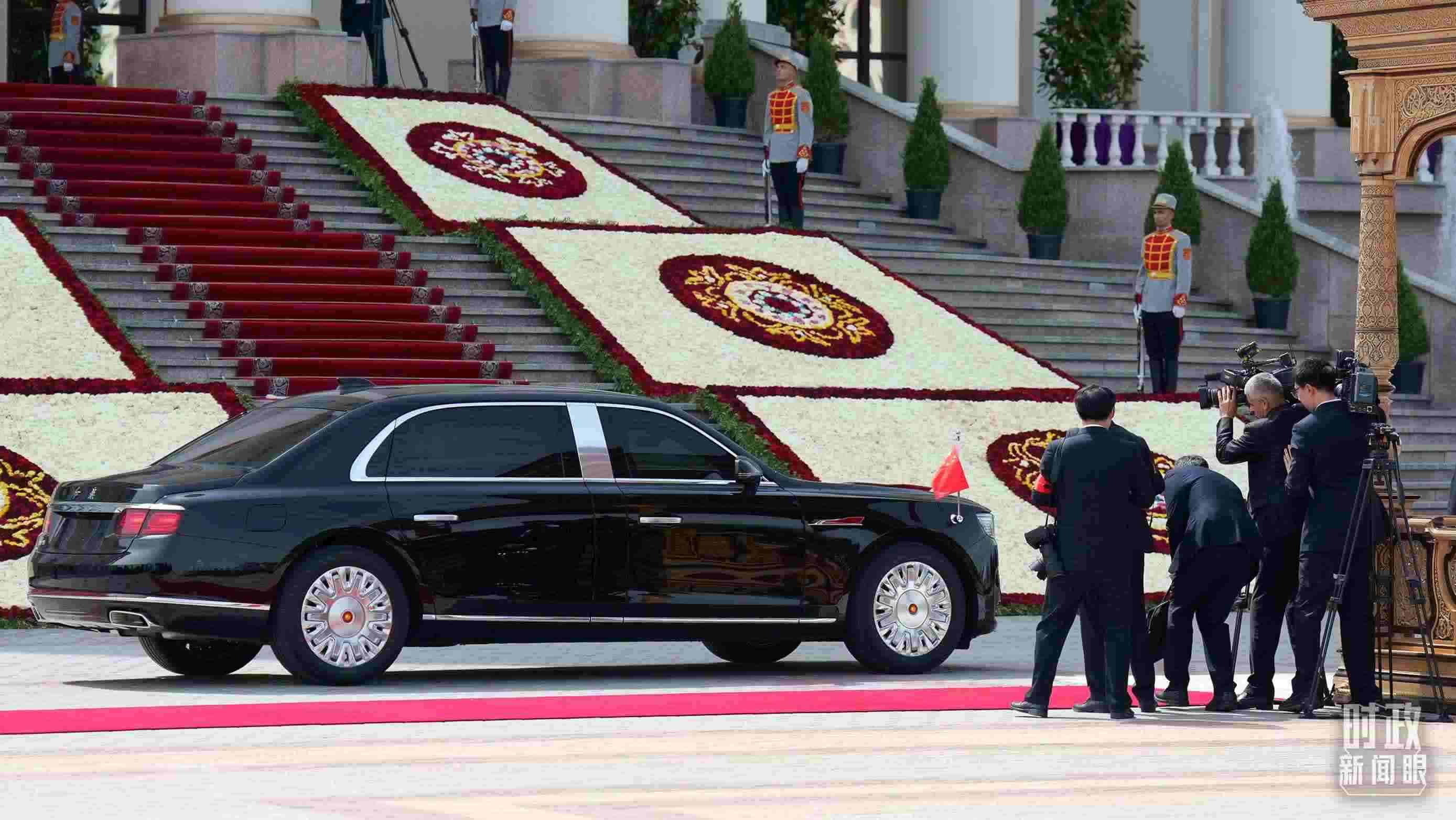 △習(xí)主席乘坐的紅旗車抵達(dá)塔總統(tǒng)府。（總臺(tái)記者李晉拍攝）