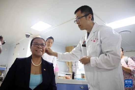 7月5日，塞舌爾衛(wèi)生部長(zhǎng)維多在中國(guó)海軍“和平方舟”號(hào)醫(yī)院船上體驗(yàn)中醫(yī)。新華社發(fā)（劉志磊 攝）