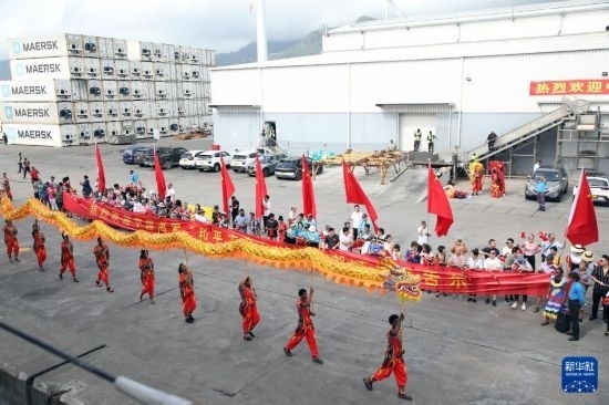 這是7月5日在塞舌爾維多利亞新港碼頭拍攝的歡迎儀式。新華社發(fā)（劉志磊 攝）