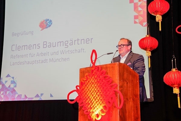 圖為鮑姆蓋特納在致辭。（駐慕尼黑總領(lǐng)館提供）