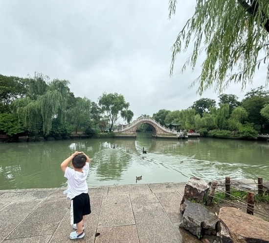 一位小朋友在二十四橋旁拍照。人民網(wǎng)記者 金慧慧攝