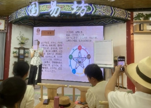 葉姓講師為學(xué)員講“相”。人民網(wǎng) 劉文邦攝