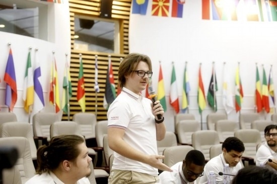 7月8日，美國中田納西州立大學(xué)大一學(xué)生雅克布·揚在共譜華美和音交流營上分享。新華社發(fā)