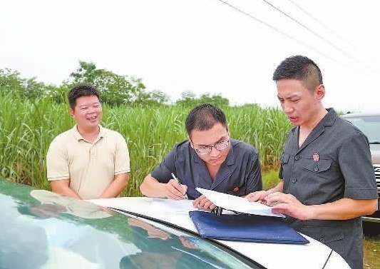 圖③：清塘后，執(zhí)行干警與某農(nóng)場(chǎng)負(fù)責(zé)人確認(rèn)魚(yú)塘交付情況。