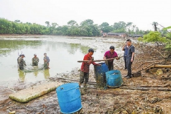 圖②：執(zhí)行干警督促凌某捕魚(yú)清塘。