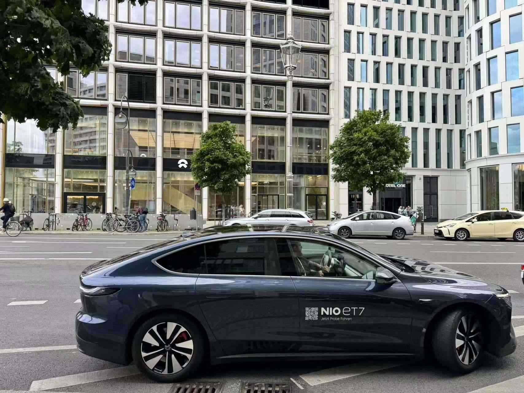 消費者在蔚來柏林智能駕駛中心前試駕電動汽車。 人民網記者 李強攝