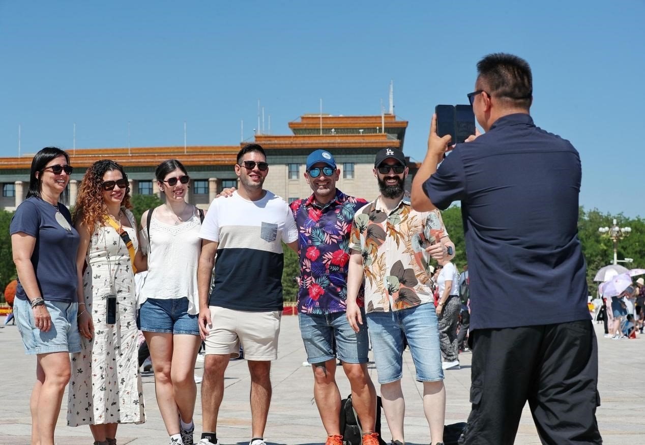 入境游持續(xù)升溫，眾多外國游客游覽天安門廣場。（圖片來源：視覺中國）