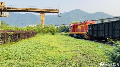 通鋼產(chǎn)品通過(guò)鐵路運(yùn)輸出場(chǎng)。人民網(wǎng) 謝瑩攝