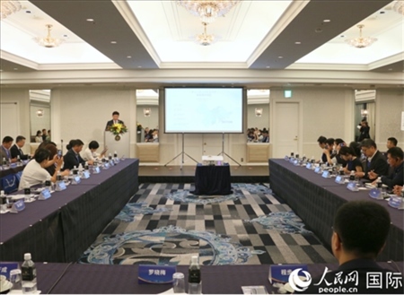 深圳市光明區(qū)委常委、副區(qū)長王芳成介紹光明科學城。人民網 許可攝