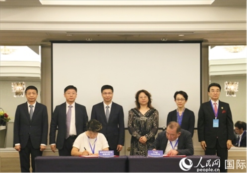 雙方企業(yè)簽訂交流與合作協議。人民網 許可攝