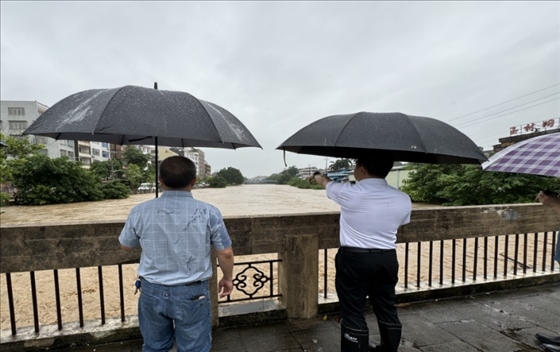 工作組在防汛一線開展工作。受訪者供圖